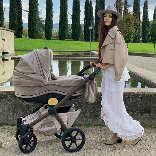 Momon – Duo Velvet Champagne von Nanan im After 59-Rahmen